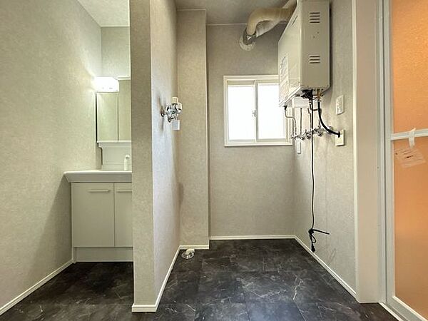 【リフォーム後　洗面所】間取り変更に伴い一部拡張いたしました。