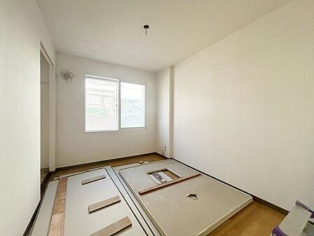 【リフォーム中】洋室は、クロスの張替、マンション用フロアの上張り、建具、照明器具の交換を予定しております。