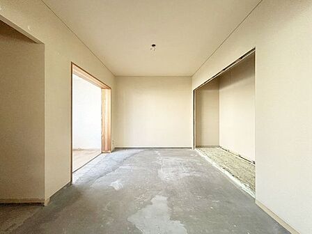 【リフォーム中】リビング横和室は洋室へとリフォームいたします。現在の押入はクローゼットへとリフォームいたします。クロスの張替、マンション用フロアの上張り、照明器具、建具の交換を予定しております。