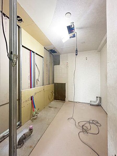 【リフォーム中】キッチンは新品交換いたします。コンロ・グリルの熱源は都市ガスです。その他クロスの張替、マンション用フロアの上張り、照明器具の交換を行います。