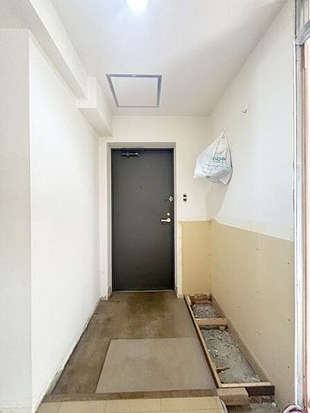 【リフォーム中】玄関はシューズボックスの交換、土間のフロアタイルの上張り、クロスの張替、照明器具の交換を予定しております。