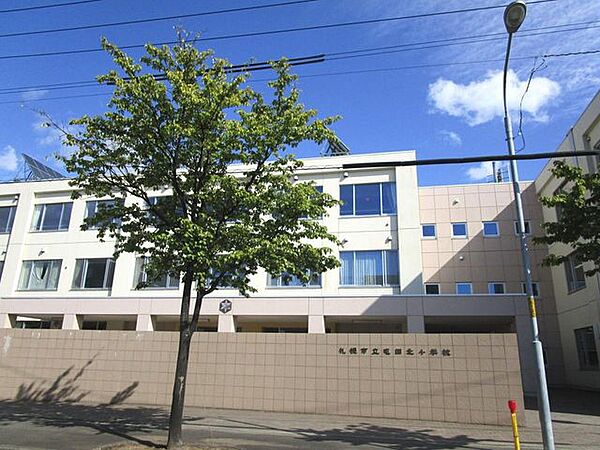 【近隣写真　小学校】屯田北小学校まで約700ｍと徒歩9分です。
