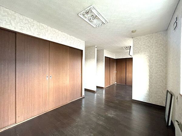 【現況　居室】2階にある約6.5帖と5帖の洋室です。窓があり、日中は自然光が入る明るい空間となっております。こちらのお部屋にはクローゼットがついています。