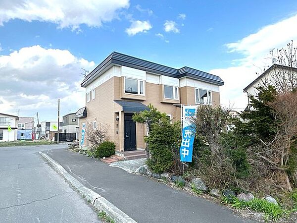 【現況　外観】閑静な住宅街にあるおうちです。外観は落ち着いた印象で、周囲の街並みに調和しています。