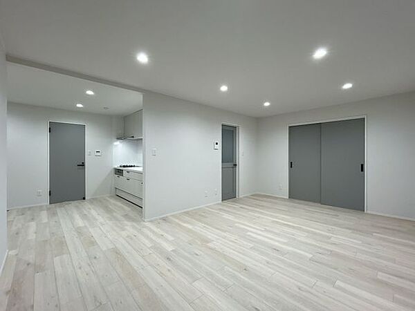 価格には消費税、リフォーム費用を含みます。自社物件につき随時ご案内可能。内覧希望の方はお電話ください。