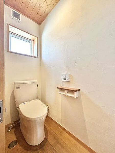 【現況】トイレにはウォシュレットと窓が備わっています。
