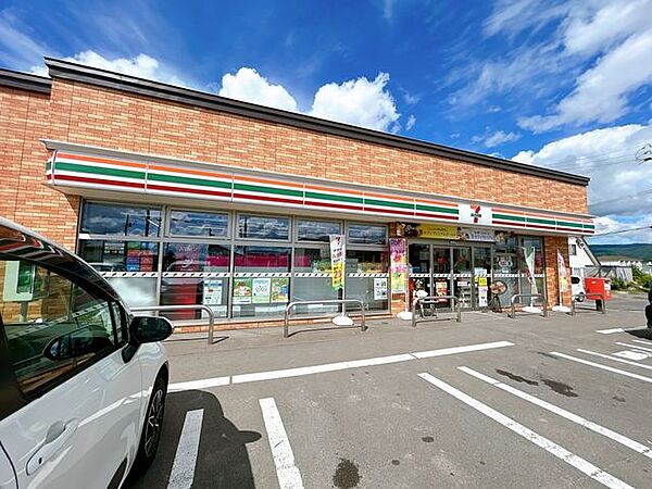 名寄市立名寄南 【コンビニ】セブンイレブン西10条店様まで約1200ｍ、徒歩約15分です。コンビニが近くにあるとお買い物が非常に楽ですね。 1100m