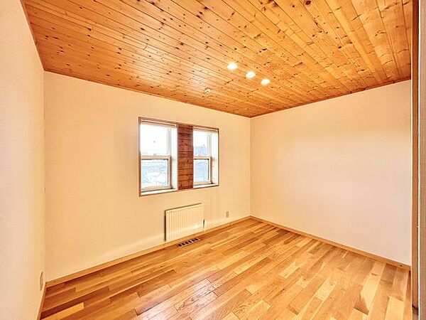 【現況】別アングルから撮影した2階北西側にある約6.5帖の洋室です。