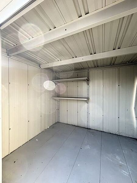 物置の中の写真です。約3帖の大きさの物置なので、自転車や車のタイヤを収納することが可能です。