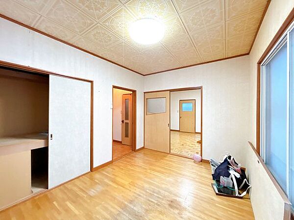 【現況】2階西側にある約6帖の洋室です。部屋には収納があります。趣味のお部屋としてもおすすめです。