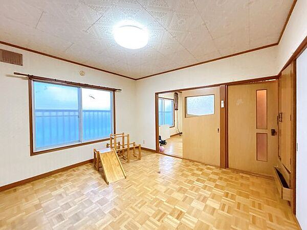 【現況】2階東側にある約10帖の洋室です。部屋には収納があります。趣味のお部屋としてもおすすめです。朝日が入りやすいので寝室に使いやすいお部屋ですね。