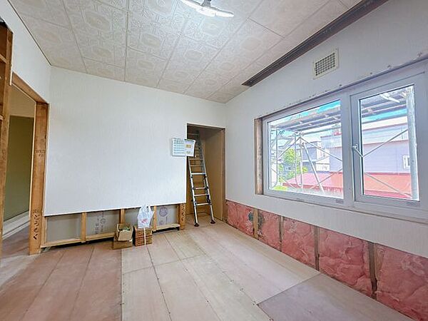 【リフォーム中】別アングルから撮影した2階6帖洋室は床のクッションフロアと壁、天井のクロスを張り替えます。また、ドアや照明も交換いたします。寝室に使いやすいお部屋ですね。