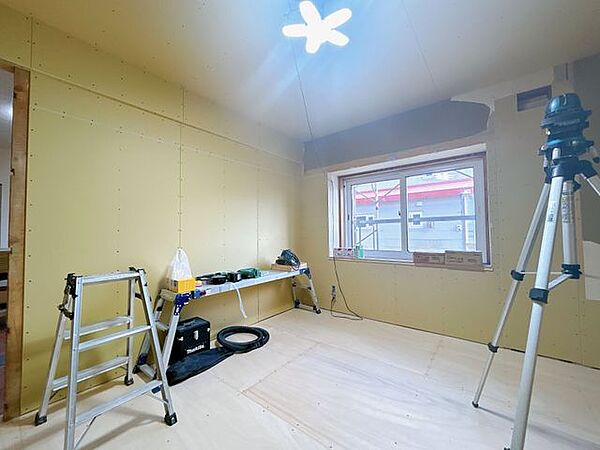 【リフォーム中】別アングルから撮影した1階6帖和室は洋室に生まれ変わります。床のクッションフロアと壁、天井のクロスを張り替えます。また、ドアや照明も交換いたします。お子様が遊ぶ部屋としても最適ですね。