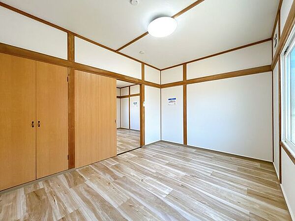 【リフォーム済】南東側6帖洋室です。床にクッションフロアを張り、壁と天井のクロスを張り替え、照明やドアも新品交換し、LIXILの内窓も新たに設置しました。あまり陽は当たらないので、お昼寝には最適です。
