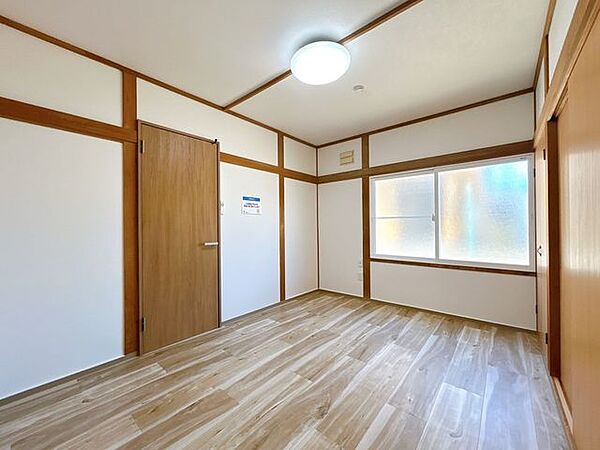 【リフォーム済】北側6帖洋室です。床にクッションフロアを張り、壁と天井のクロスを張り替え、照明やドアも新品交換し、LIXILの内窓も新たに設置しました。お子様が遊ぶ部屋としても最適ですね。