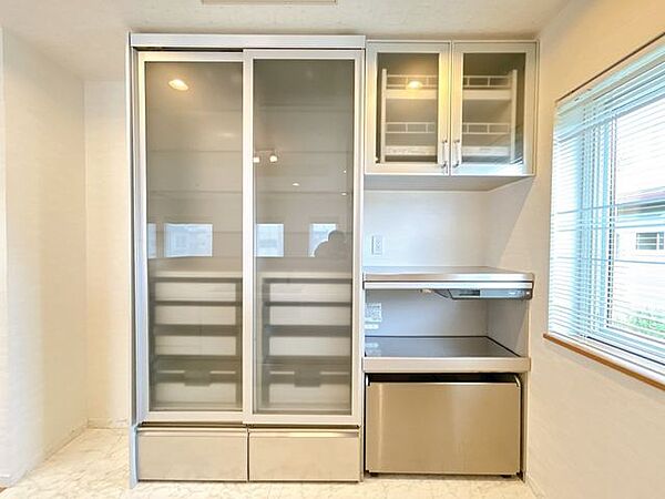 【現況】食器棚です。食器・グラス・カトラリー・保存容器・調理家電などをまとめて収納できます。