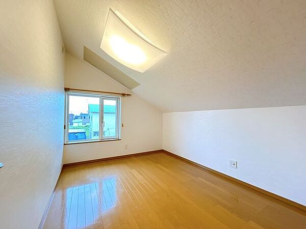 【現況】2階南西側にある約6帖の洋室です。部屋には収納があります。趣味のお部屋としてもおすすめです。