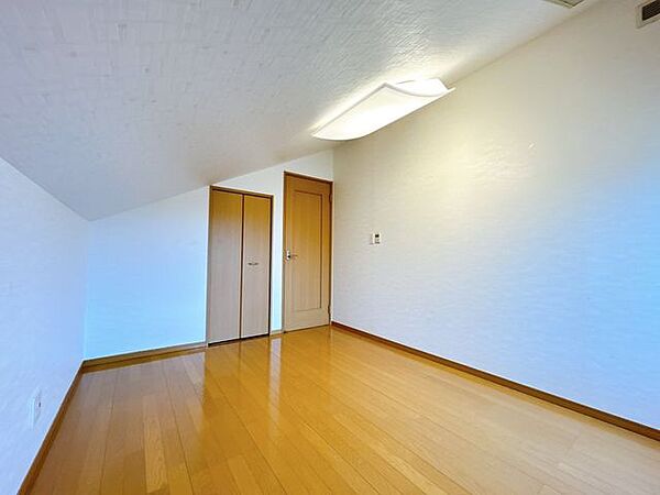 【現況】別アングルから撮影した2階南西側にある約6帖の洋室です。部屋には収納があります。趣味のお部屋としてもおすすめです。