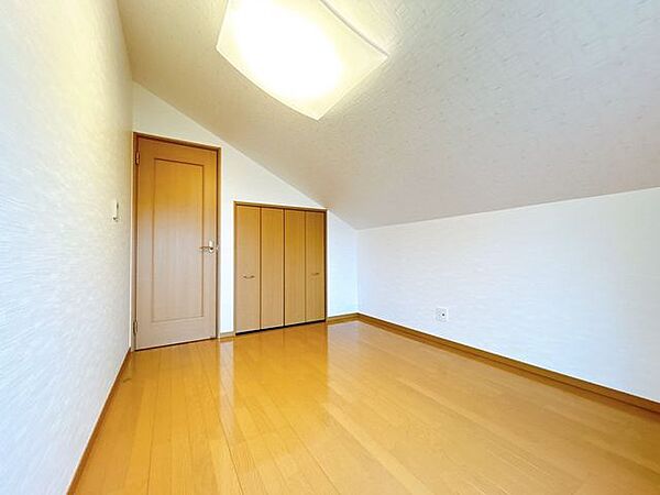 【現況】別アングルから撮影した2階南東側にある約6帖の洋室です。部屋には収納があります。お子様が遊ぶ部屋としても最適ですね。