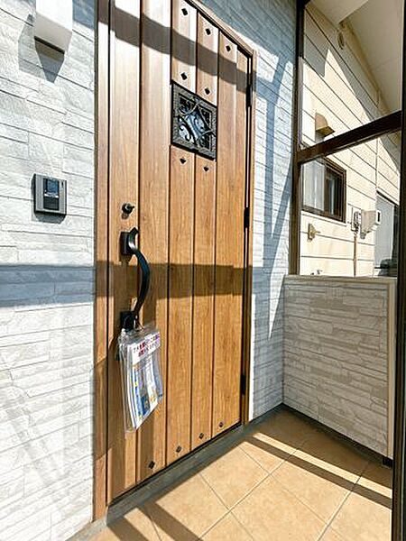 【現況】LIXILのリフォームドアです。寒冷地に嬉しい断熱ドアを採用。外気の影響を受けにくく、玄関からの冷気の侵入を抑えやすいため、冬場も快適に過ごせる住まいです。