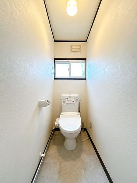 【リフォーム済】トイレには窓とウォシュレットが備わっています。壁、天井のクロスを張り替え、クッションフロアも張り替えました。