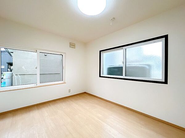 【リフォーム済】1階西側にある約5.75帖の洋室です。趣味のお部屋としてもおすすめです。壁、天井のクロスを張り替えました。