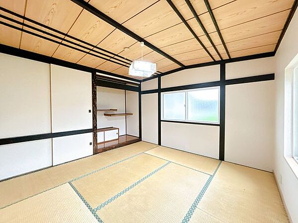 【リフォーム済】1階東側にある約8畳の和室です。ごろ寝が出来る和の空間は小さなお子様にもご年配の方にもくつろぎの場になるので1室あると嬉しいですね。壁、天井のクロスを張り替えました。