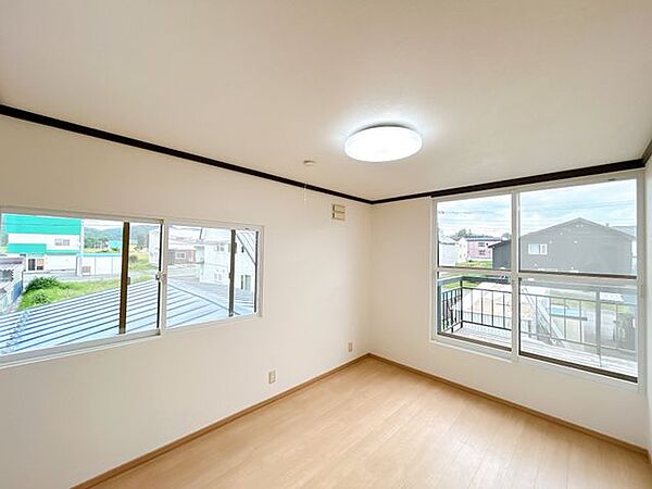 【リフォーム済】2階東側にある約6.5帖の洋室です。東側にも窓があり朝日が入りやすいので寝室に使いやすいお部屋ですね。壁、天井のクロスを張り替えました。
