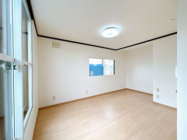 【リフォーム済】2階西側にある約8帖の洋室です。お子様が遊ぶ部屋としても最適ですね。壁、天井のクロスを張り替えました。