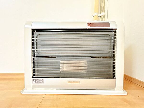 【ストーブ】コロナのストーブです。寒冷地に嬉しいストーブ付き。冬場もしっかり暖を取ることができ、寒い季節も暖かく快適に過ごせる住まいです。2017年製です。