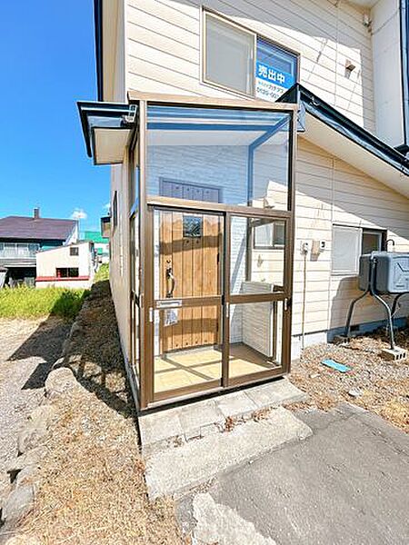 【現況】寒冷地に嬉しい風除室付き。雪や雨、冷気が直接玄関に入り込むのを抑えやすく、冬場の出入りも快適。玄関まわりをきれいに保ちやすいのも嬉しいポイントです。