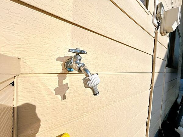 【現況】散水栓です。既存の散水栓があるので、ガーデニングや洗車の際に使用できるので、便利ですね。