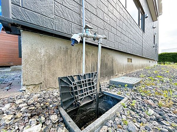 【散水栓】散水栓です。既存の散水栓があるので、ガーデニングや洗車の際に使用できるので便利ですね。