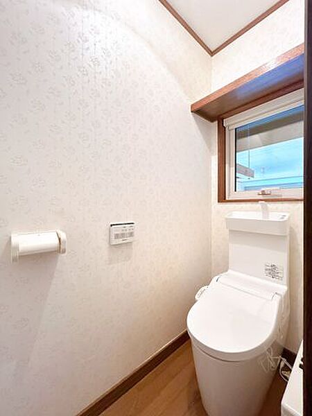 【現況】温水洗浄便座付きで、快適性にも配慮されたトイレです。毎日使う場所だからこそ、快適さにこだわった空間です。