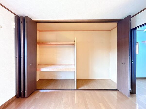 【現況】2階北側にある約8帖の洋室にある収納です。ハンガー収納も可能になっておりますので衣類の収納も楽ちんですね。