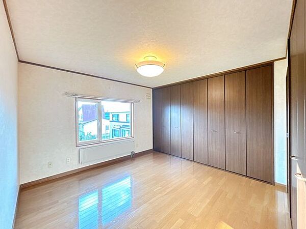 【現況】2階北側にある約8帖の洋室です。あまり陽は当たらないので、日中睡眠をとられる方の寝室には最適ですね。