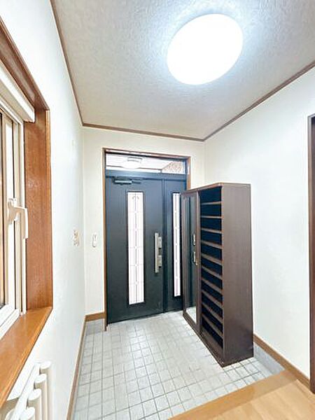 【現況】明るく清潔感のある玄関が住まいの第一印象を演出します。ご家族はもちろん、来客時にもゆとりを感じられる内玄関です。