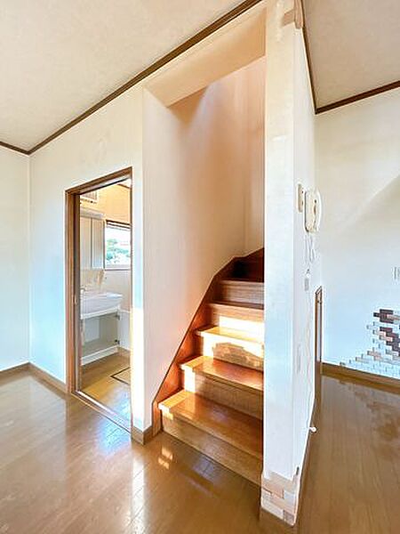 【現況】リビング階段を採用し、ご家族が自然と顔を合わせるコミュニケーションの取りやすい間取りです。家族の気配を感じながら、温かい暮らしを楽しめます。