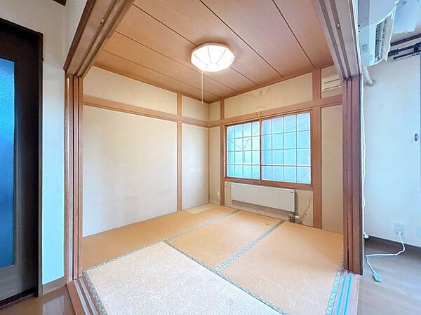 【現況】1階約4.5畳の和室です。畳の香りや柔らかな質感を楽しめる、心安らぐ空間です。扉を開ければリビングと一体的に広く使うことができ、家族のくつろぎスペースや来客時の客間としても活用できます。