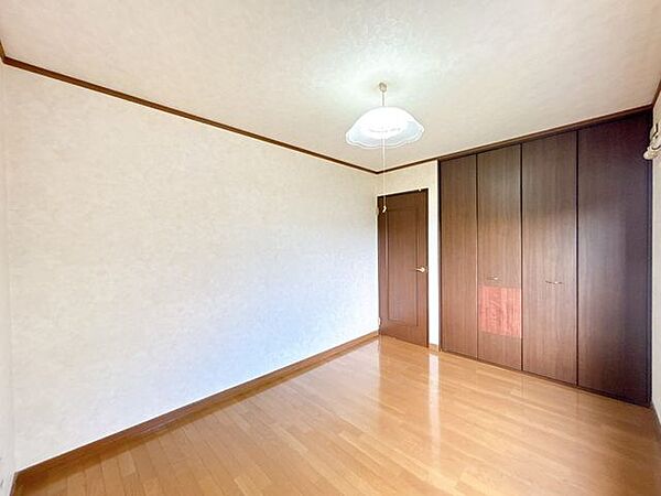 【現況】2階南側にある約6帖の洋室です。十分な広さがあるので、子供部屋や趣味の部屋にいかがでしょうか。