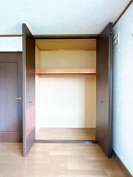 【現況】2階南側にある約6帖の洋室にある収納です。ハンガー収納も可能になっておりますので衣類の収納も楽ちんですね。