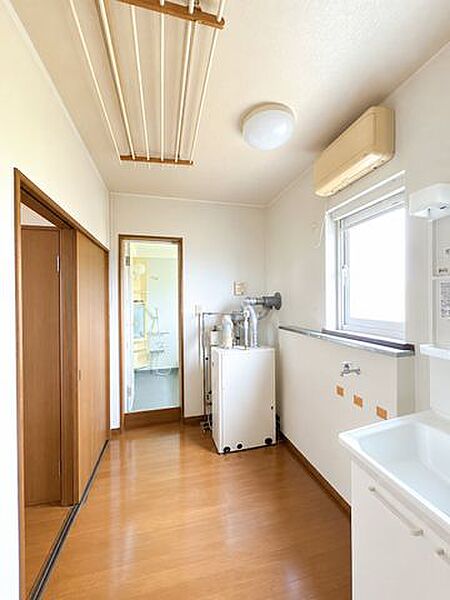 【現況】ゆとりのある洗面スペースで、毎日の身支度や洗濯も快適。ご家族みんなが使いやすく、忙しい朝の時間にも嬉しい水回りです。