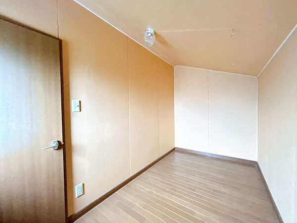 【現況】2階東側にある約8帖の洋室にある屋根裏収納です。収納が充実しているため、居住スペースを広く有効活用できます。