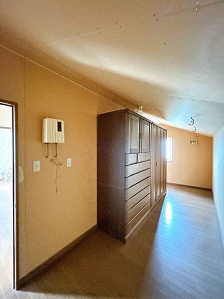 【現況】2階北西側にある屋根裏収納です。大容量の収納スペースを確保しており、荷物の多いご家庭にもおすすめです。
