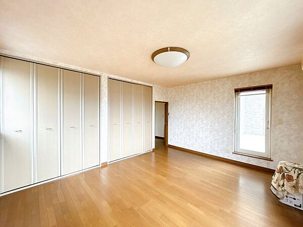 【現況】2階西側にある約10帖の洋室です。家具を配置しやすい使い勝手の良い洋室。ベッドやデスクを置いてもゆとりを持ってお使いいただけます。