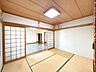 和室：【現況】1階東側にある約6畳の和室です。リビングと隣接しているので、扉を開ければ親戚やお客様がたくさん来たときにも便利なお部屋です。