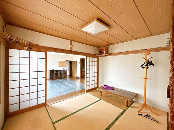 【現況】1階東側にある約6畳の和室です。リビングと隣接しているので、扉を開ければ親戚やお客様がたくさん来たときにも便利なお部屋です。