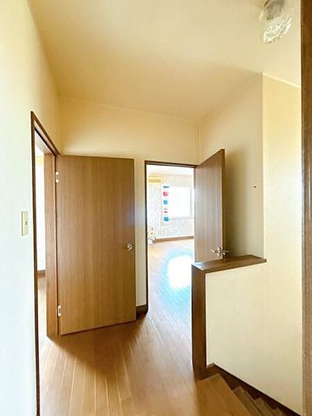 【現況】ゆとりのある2階ホール。各居室への移動もスムーズで、ご家族が使いやすい空間です。
