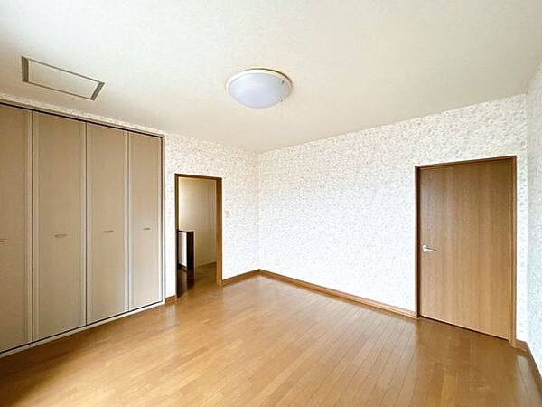 【現況】2階東側にある約8帖の洋室です。ベッドやデスクなど家具を配置しやすく、寝室・子ども部屋・書斎など、ご家族のライフスタイルに合わせて自由に活用できます。