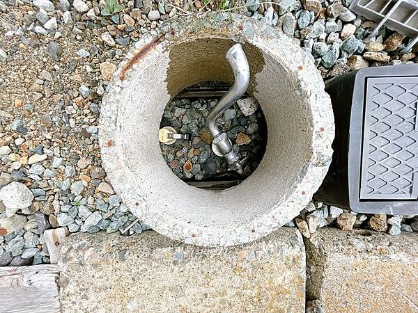 【散水栓】屋外に便利な散水栓。洗車や庭の水やり、外回りのお掃除など、日々の暮らしのさまざまな場面で活躍します。